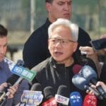 黄仁勋快闪访台赴台积电演讲 称正与美政府磋商向华出口新款芯片