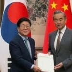 韩总统特使团会见王毅 转交李在明亲笔信邀习近平出席APEC峰会