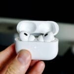 新 AirPods Pro 能测心率，苹果还想让耳机成为 AI 入口