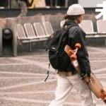 早报｜百果园董事长谈水果贵：教消费者成熟/曝 iPhone 有望用 Siri 完全控制/特斯拉车机界面或大升级