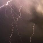 雷雨天气，车是适合的避雷场所吗？为什么？