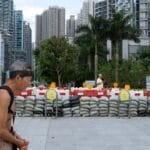 【视频】香港为超强台风“桦加沙”的来袭做准备