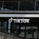 白宫称美方将获TikTok算法授权，并对副本进行重新训练