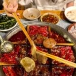 成都和重庆历史上都属于大四川，为什么成都的火锅是一口大锅，而重庆的老火锅的锅是分为九宫格呢？