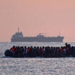 英国收紧移民政策 计划终止难民家庭团聚机制