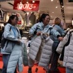 中国承诺未来五年“显著提升”居民消费比重 政府投资更聚焦民生