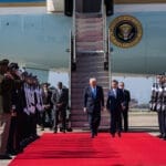 特朗普考虑向中国出售先进芯片，引发美国官员警惕