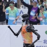 中国一学校开发人形机器人以应对人口下降及老年化