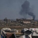星期四以色列的空袭在加沙地带造成至少52人死亡， 包括“无国界医生”的工作人员