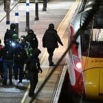 英国列车发生持刀袭击致10人受伤 警方逮捕两名行凶嫌疑人