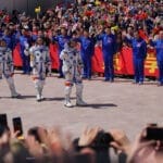 疑遭太空碎片撞击，中国神舟二十号飞船推迟返航