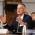 被特朗普威胁起诉、高管辞职：BBC因何陷入危机？