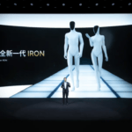 小鹏机器人里面是不是真人？全球网友吵翻了，CEO 现场「扒开衣服」自证