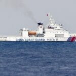 中国海警在钓鱼岛周边巡航，当局警告国民避免前往日本