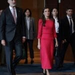 与美国关系紧张，西班牙国王访中推经济