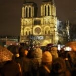 恐袭10周年：巴黎圣母院等教堂傍晚鸣钟纪念